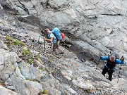 47 Risalendo accanto al torrente  incassato tra le rocce